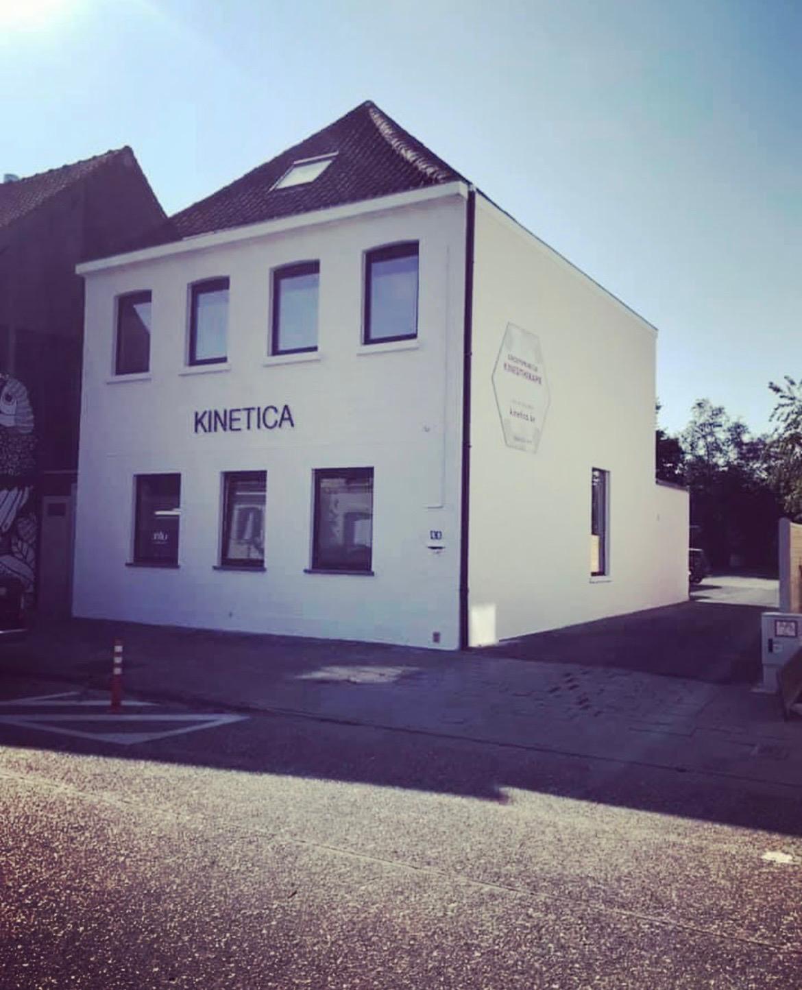 Het praktijkgebouw van KineTica in de Titecastraat; de oprit naar de parking ligt rechts naast het gebouw